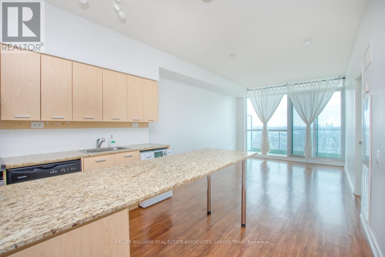 2815 - 29 SINGER COURT Image 8