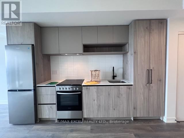 603 - 181 STERLING ROAD Image 6