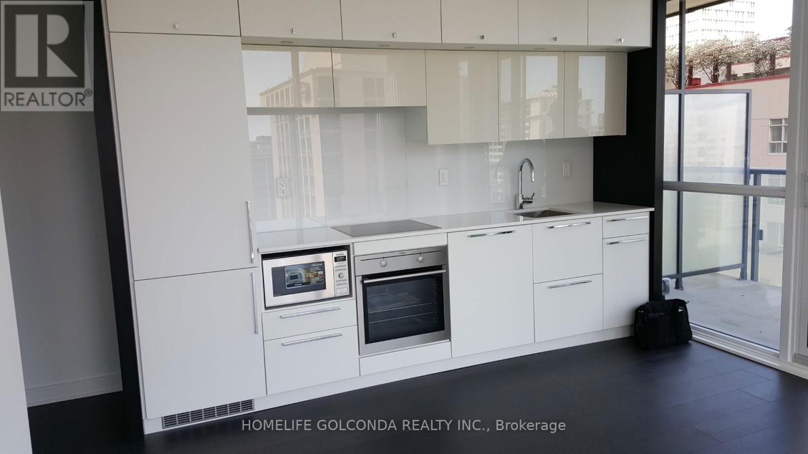 1209 - 15 GRENVILLE STREET Image 3