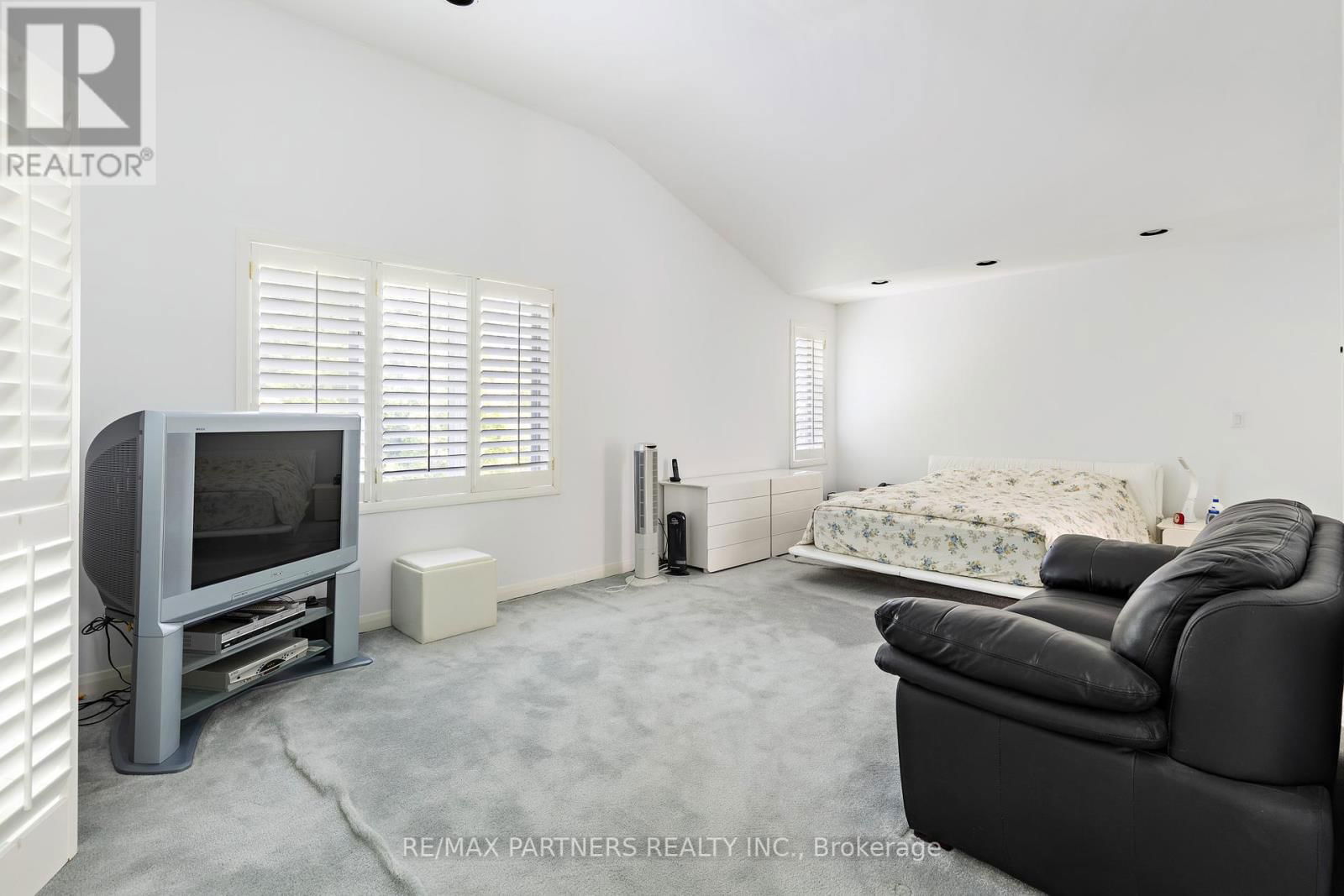 382 PARKVIEW AVENUE Image 21