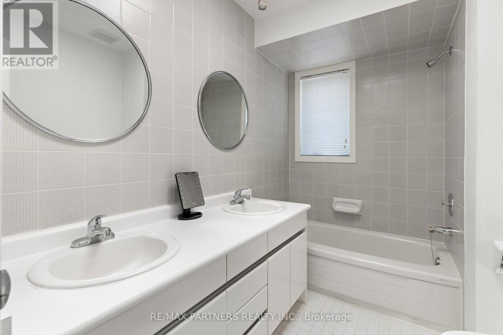 382 PARKVIEW AVENUE Image 26
