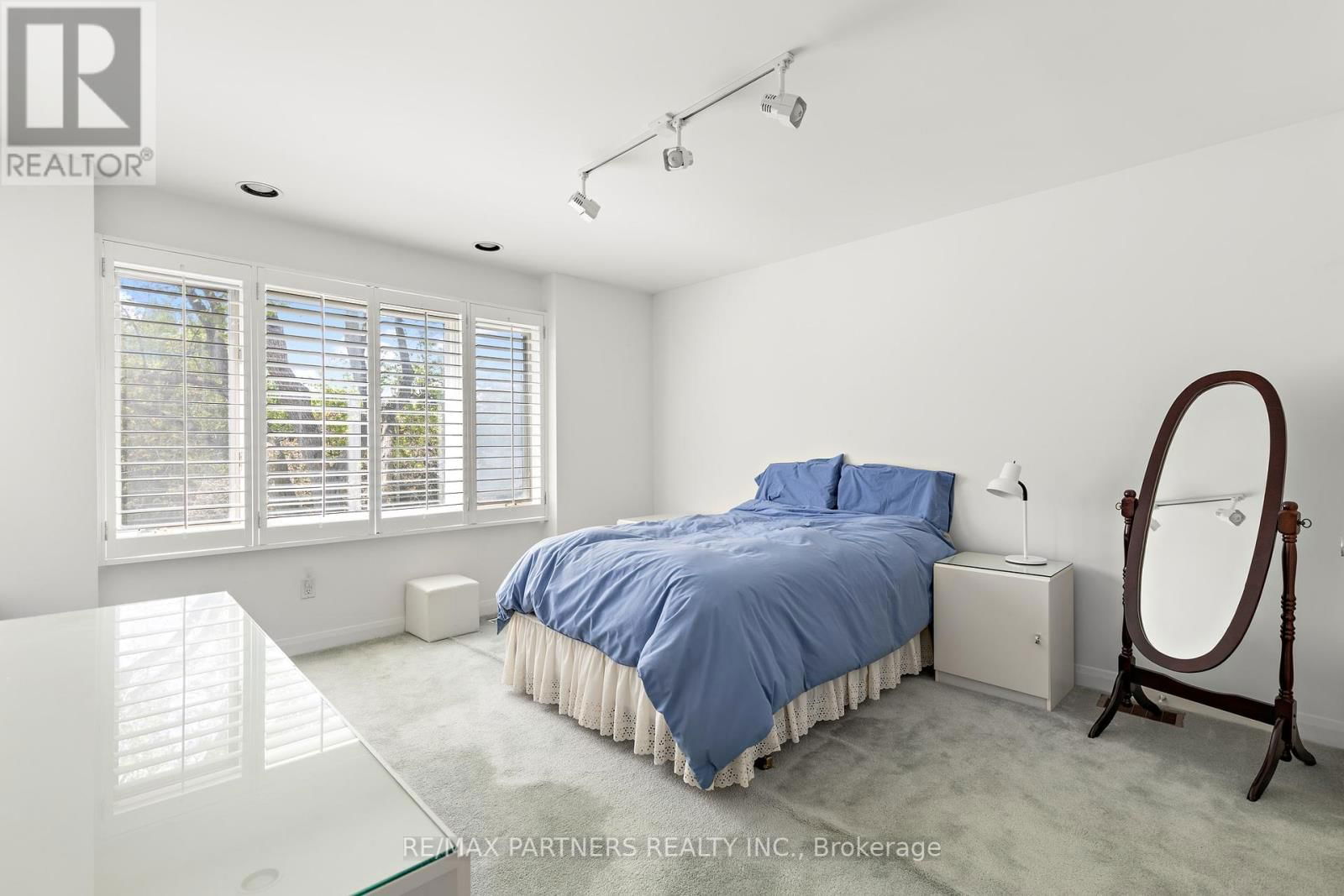 382 PARKVIEW AVENUE Image 27