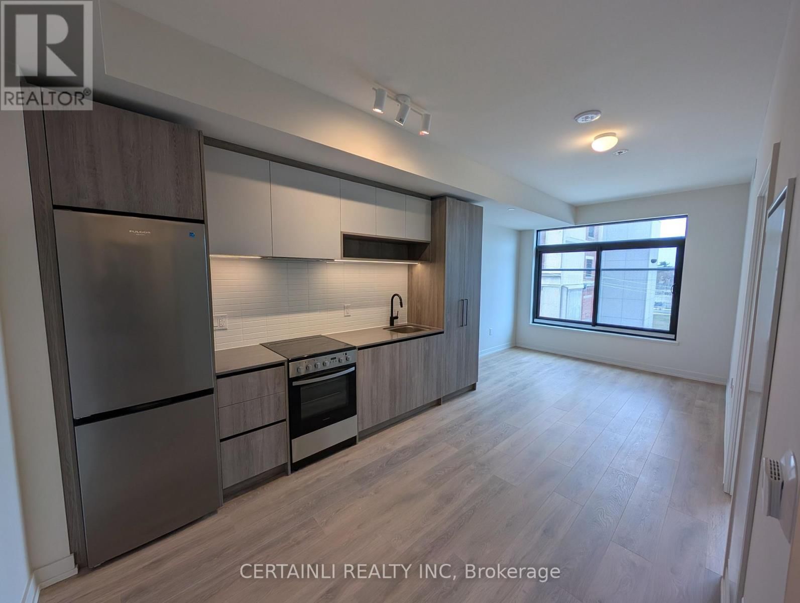 307 - 181 STERLING STREET Image 3
