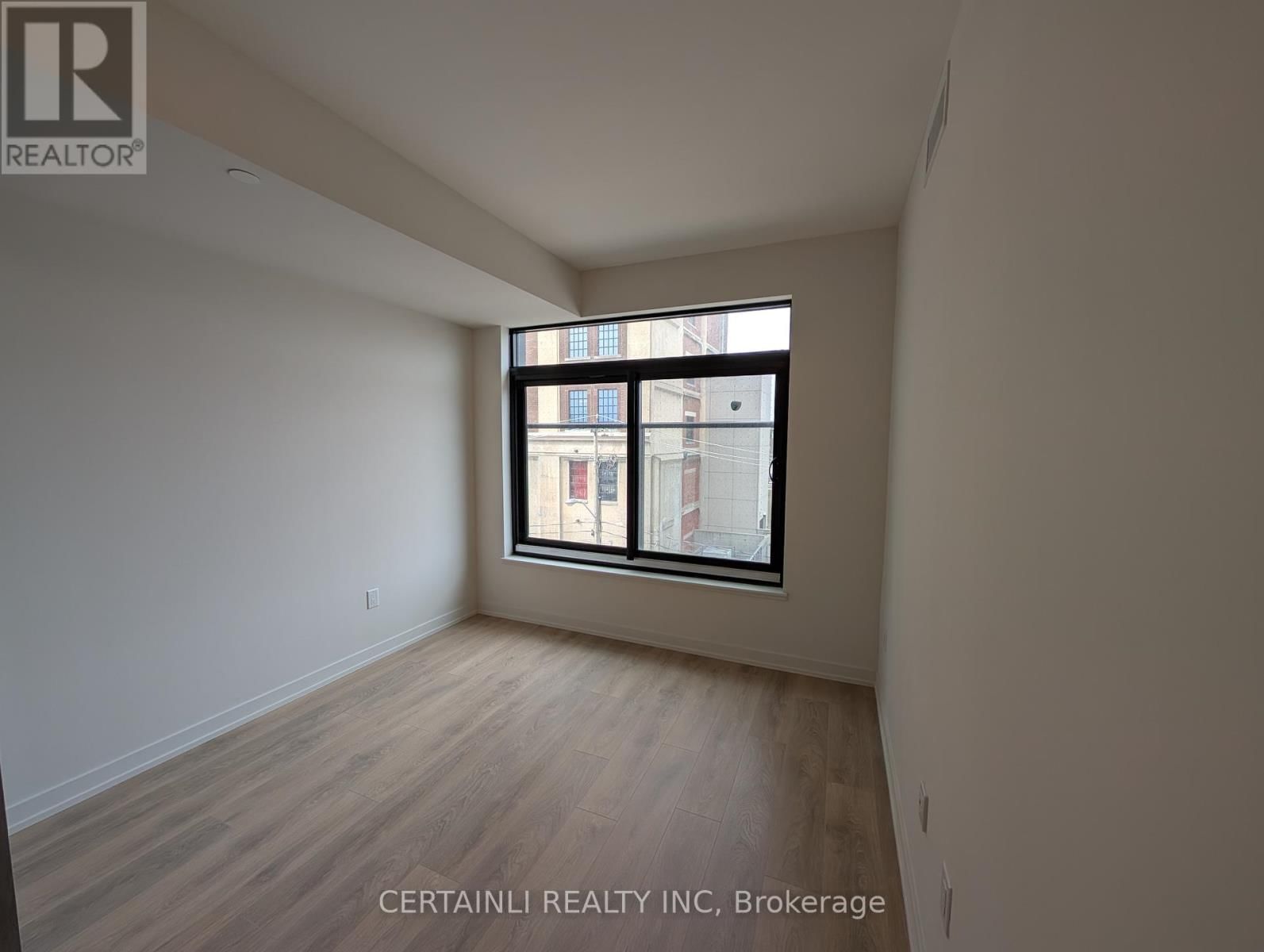 307 - 181 STERLING STREET Image 5