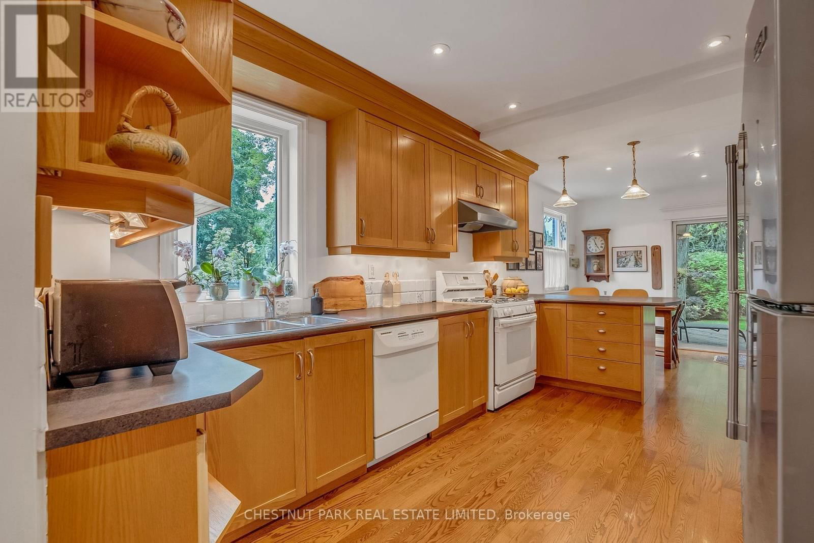 214 ARMOUR BOULEVARD Image 14