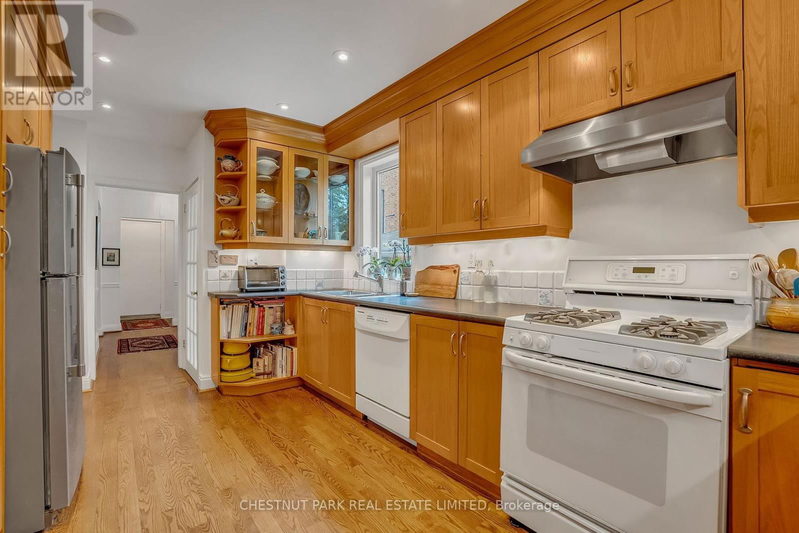 214 ARMOUR BOULEVARD Image 15