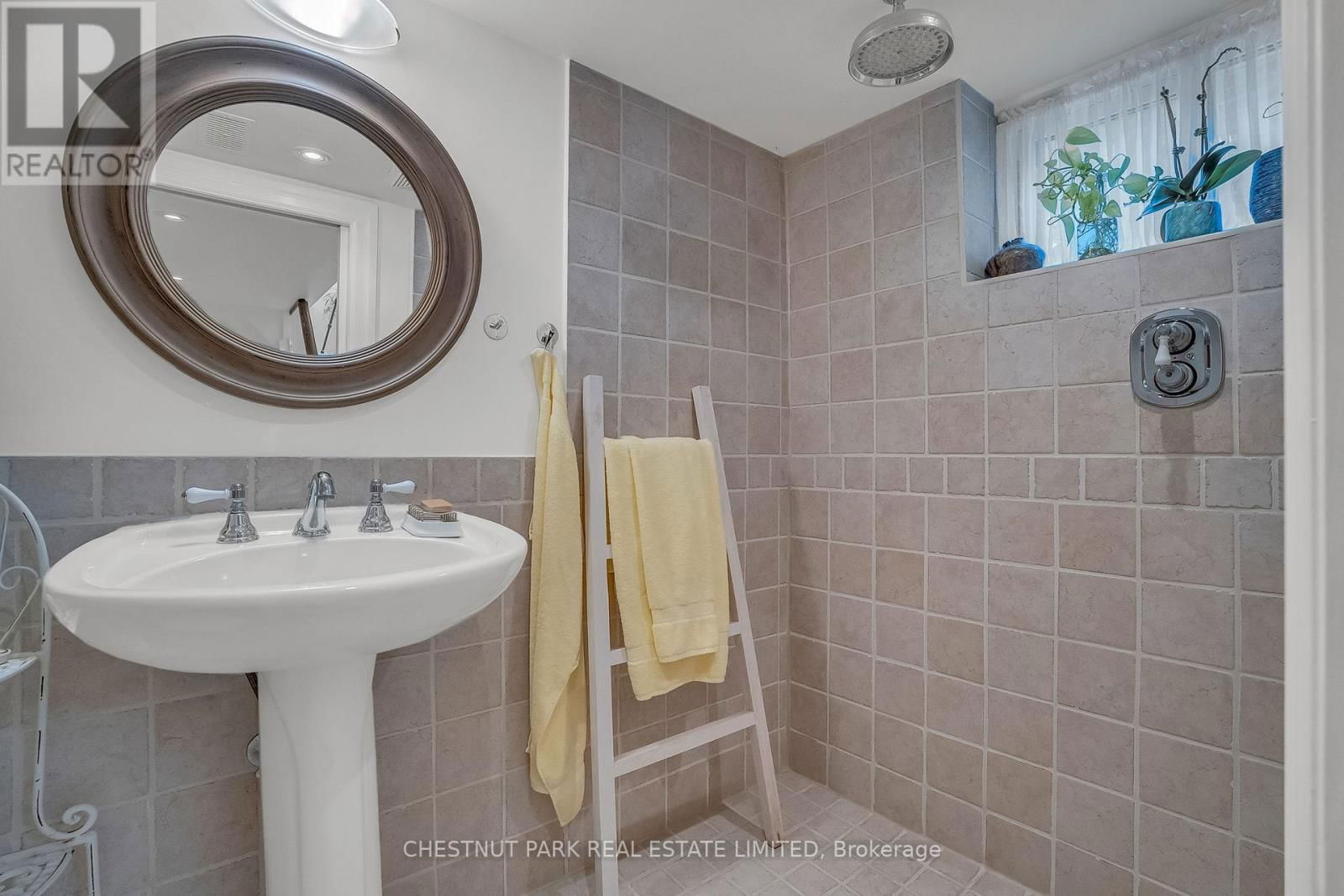 214 ARMOUR BOULEVARD Image 36