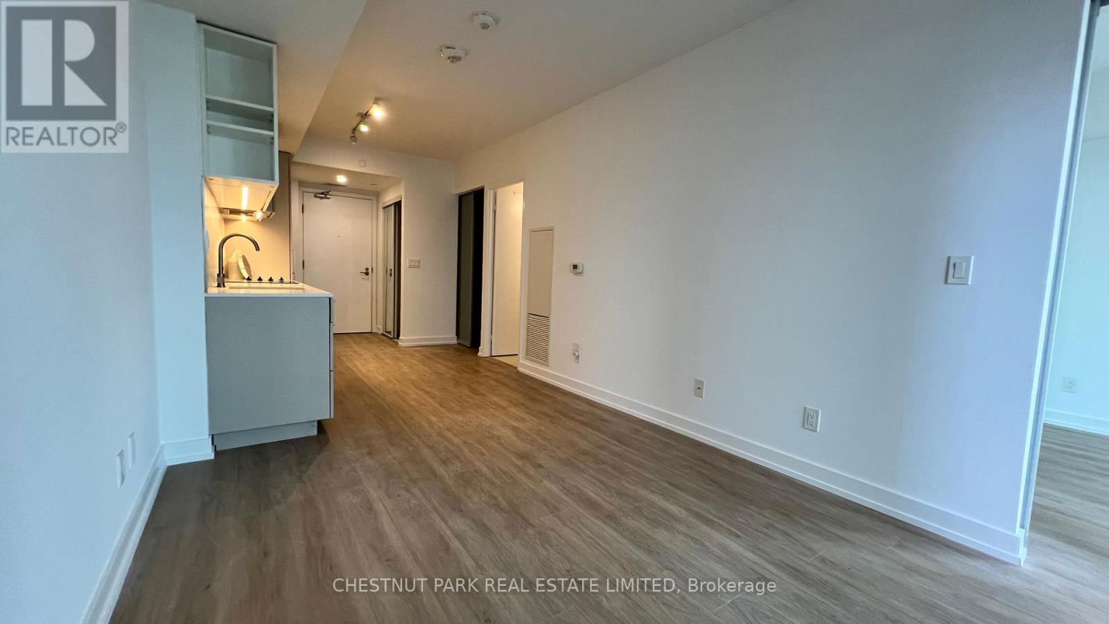 802 - 19 WESTERN BATTERY ROAD Image 3