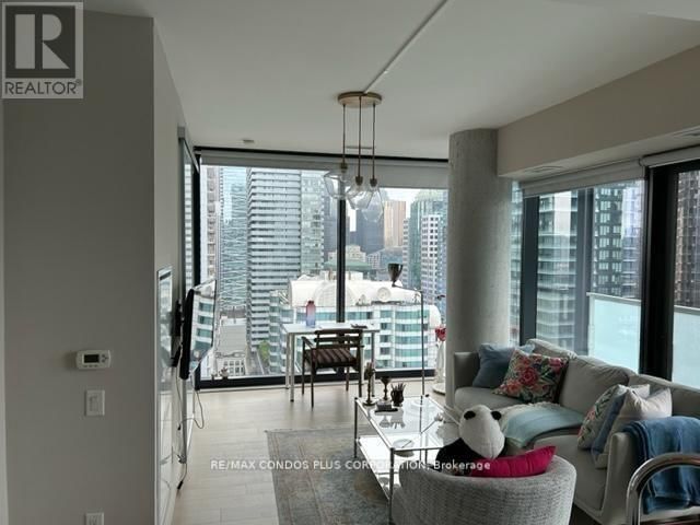 2507 - 11 CHARLOTTE STREET Image 15