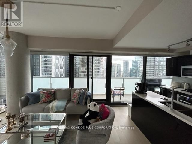 2507 - 11 CHARLOTTE STREET Image 18