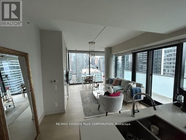 2507 - 11 CHARLOTTE STREET Image 22