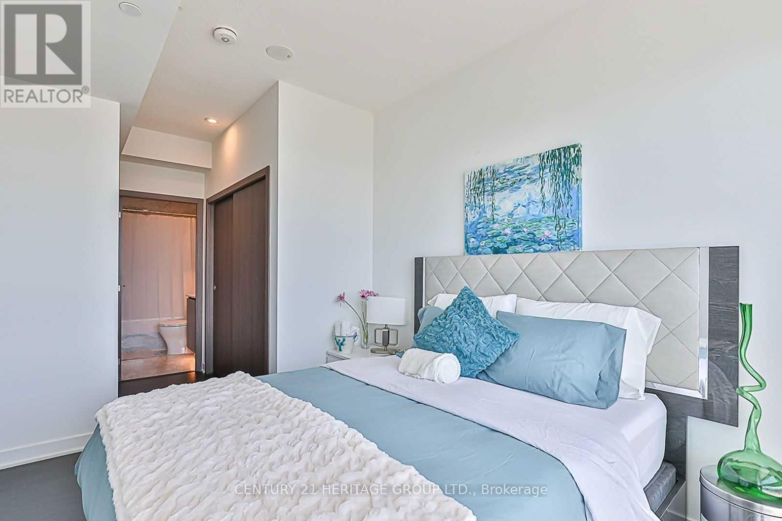 3702 - 17 BATHURST STREET Image 16