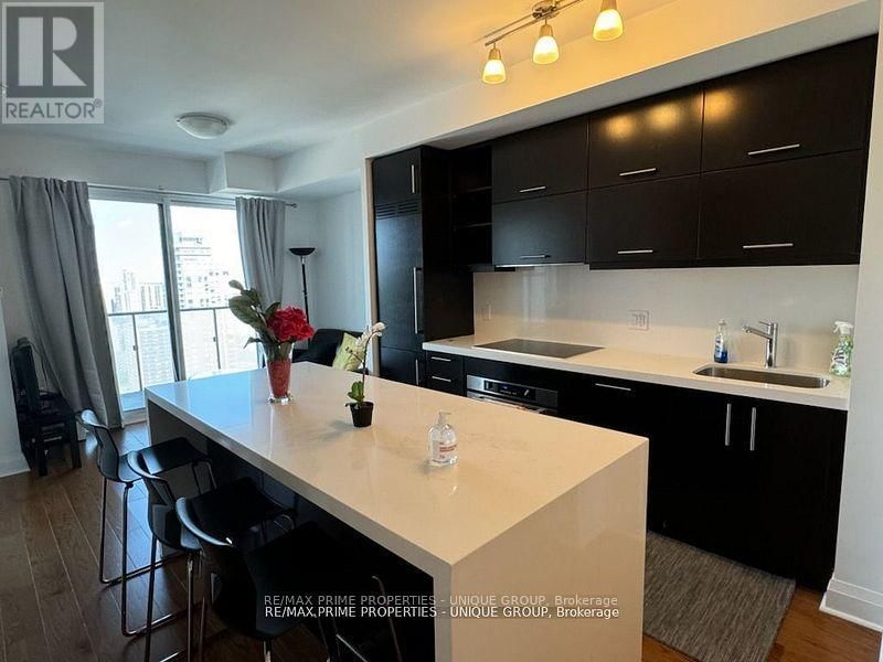 3001 - 1080 BAY STREET Image 4