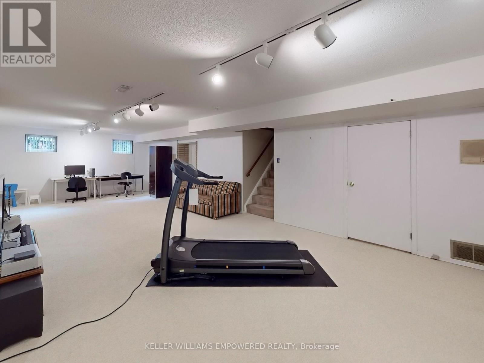 694 CONACHER DRIVE Image 33