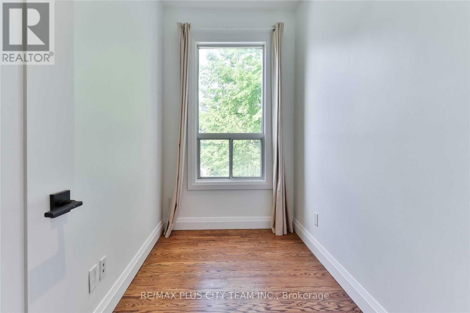Upper - 153 NIAGARA STREET Image 27