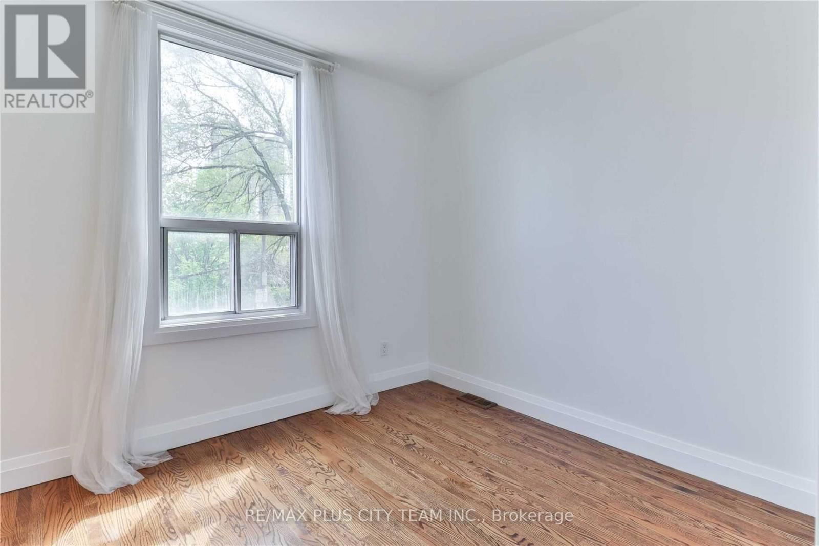 Upper - 153 NIAGARA STREET Image 31
