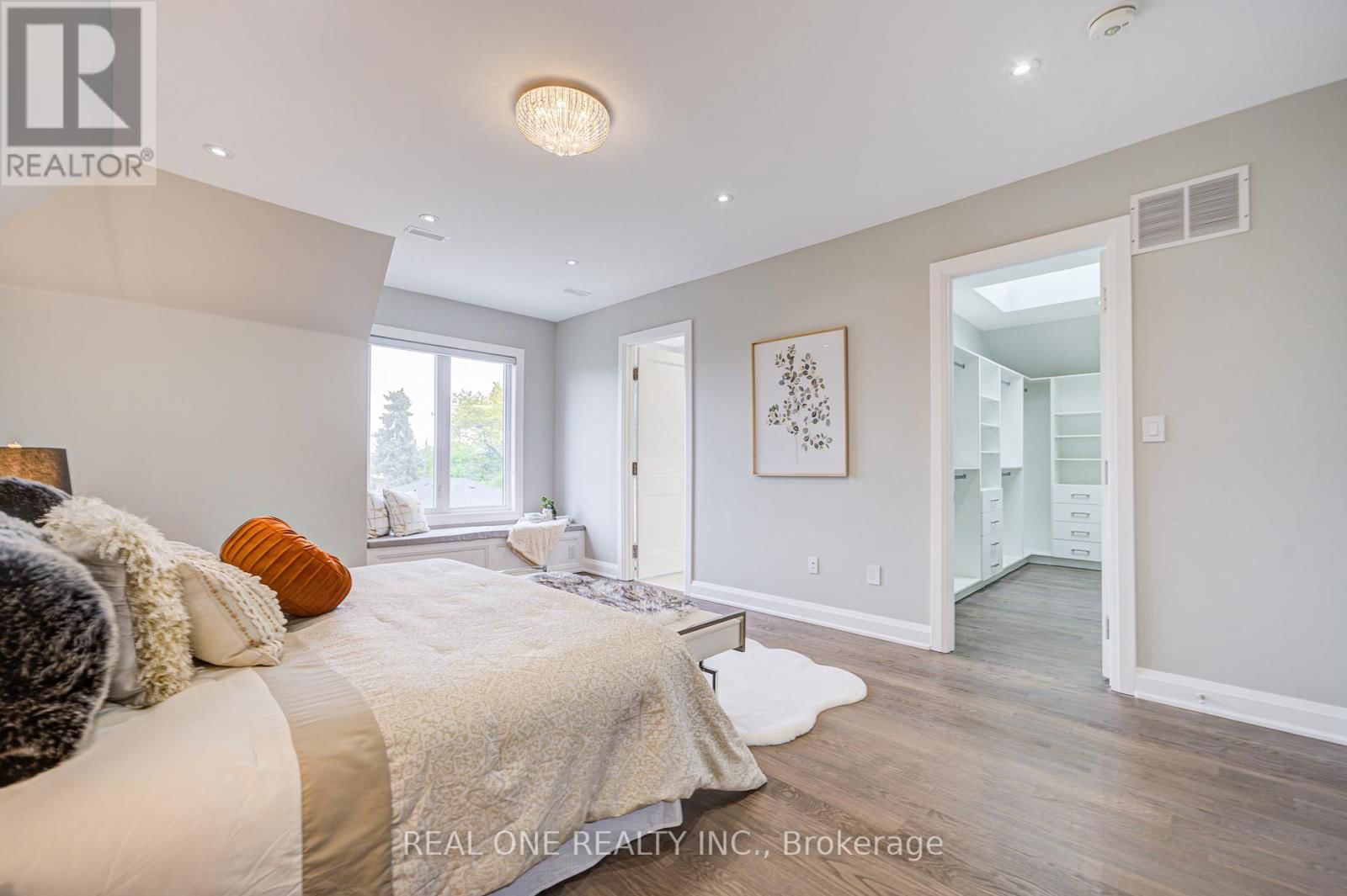 158 WATERLOO AVENUE Image 30