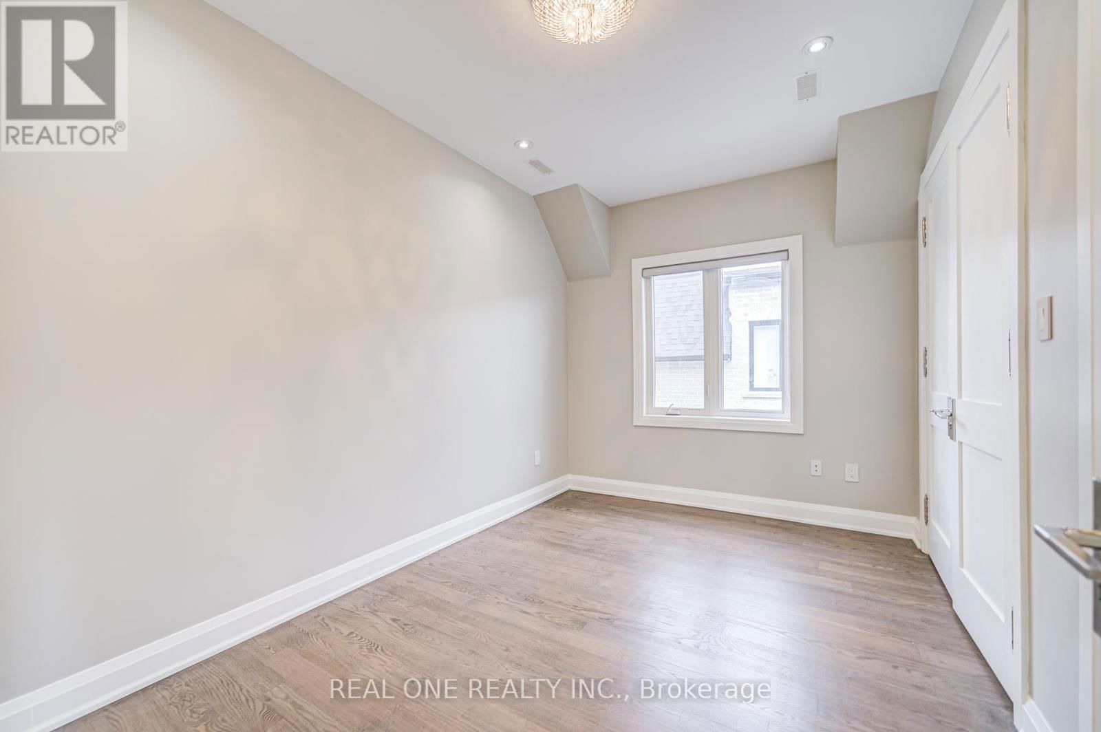 158 WATERLOO AVENUE Image 33