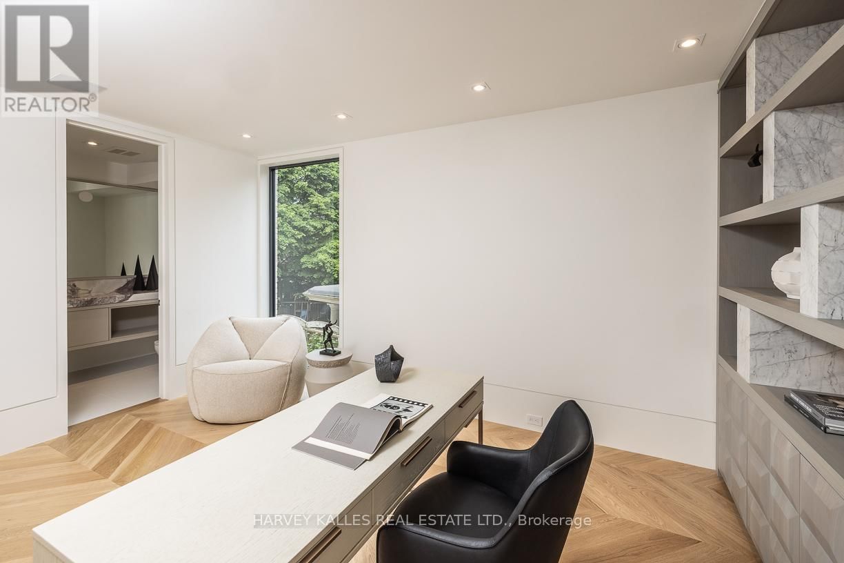 88 LAWRENCE CRESCENT Image 15