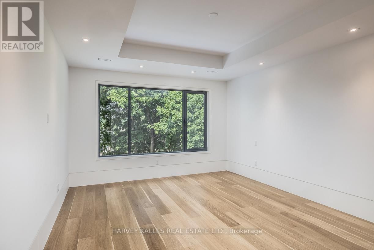 88 LAWRENCE CRESCENT Image 33