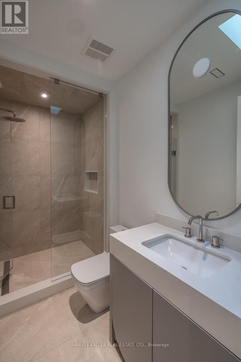 88 LAWRENCE CRESCENT Image 34