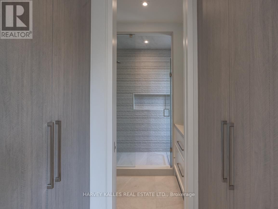 88 LAWRENCE CRESCENT Image 36
