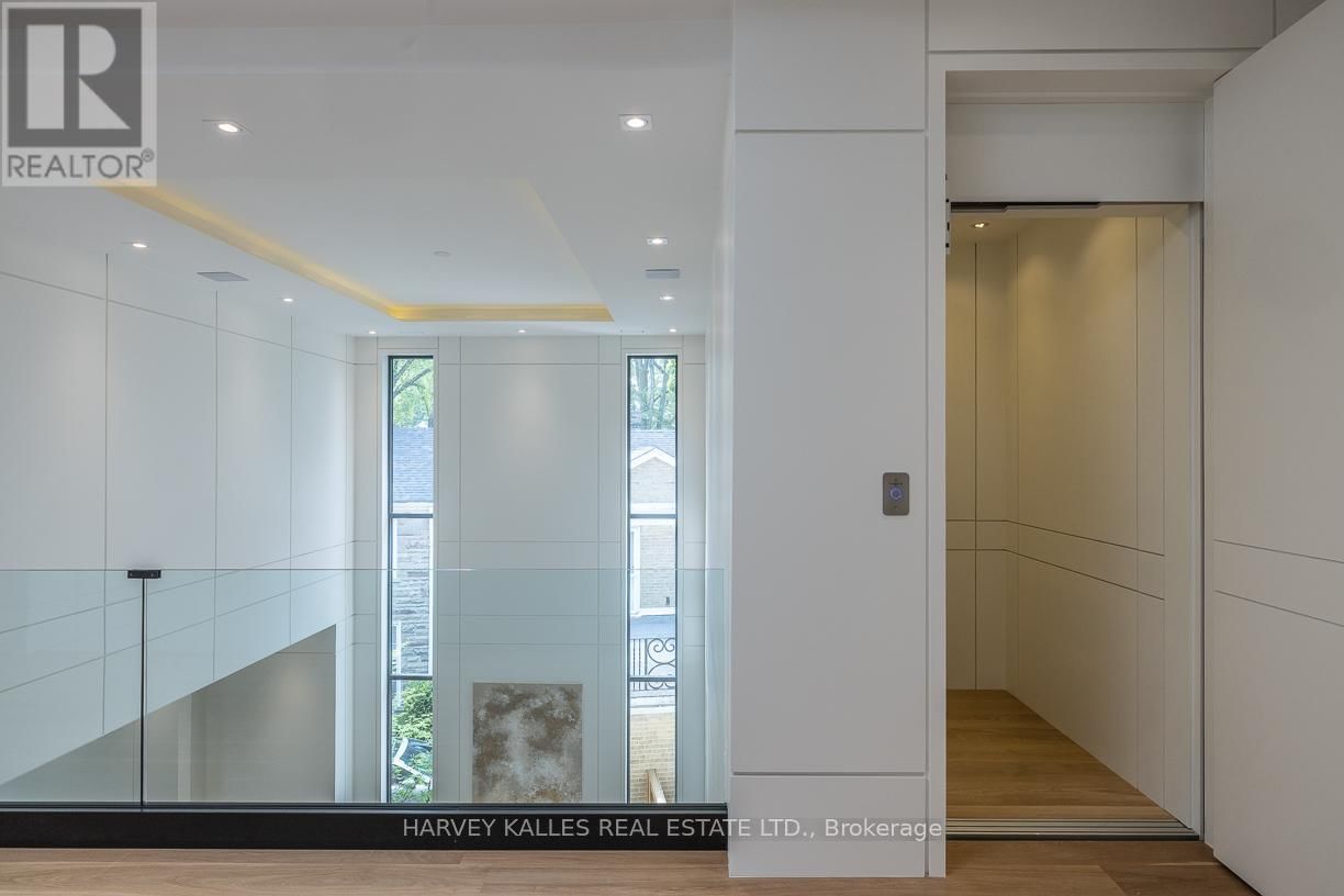 88 LAWRENCE CRESCENT Image 37