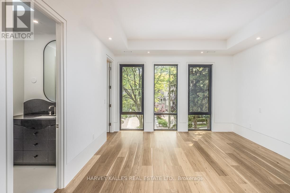 88 LAWRENCE CRESCENT Image 39