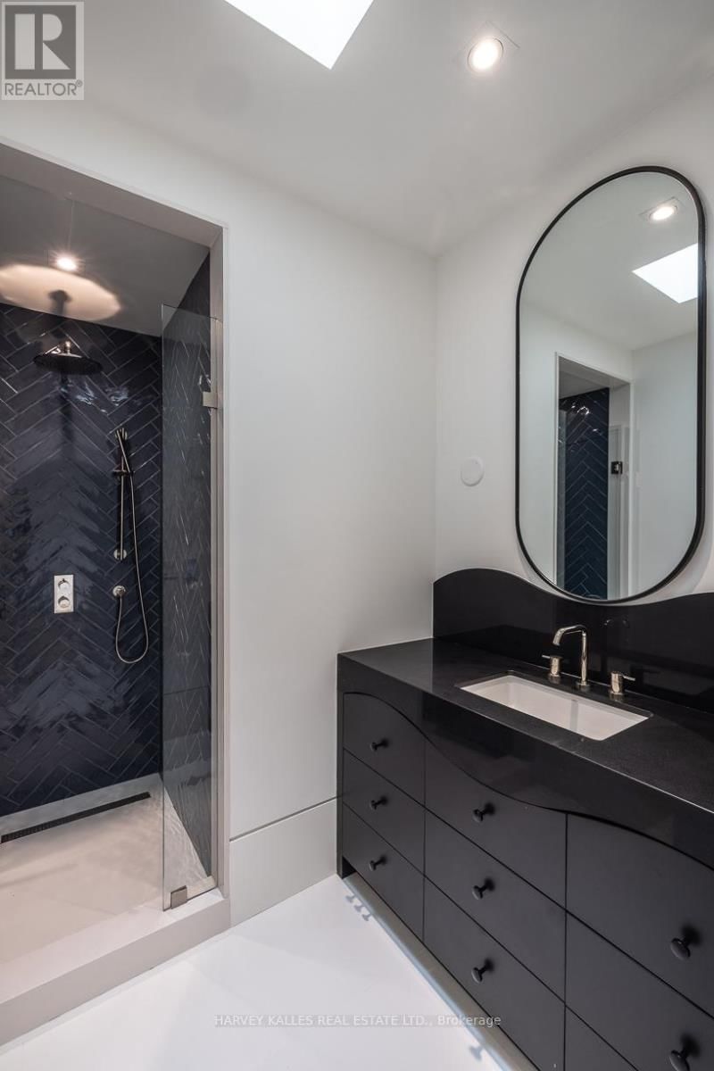 88 LAWRENCE CRESCENT Image 40
