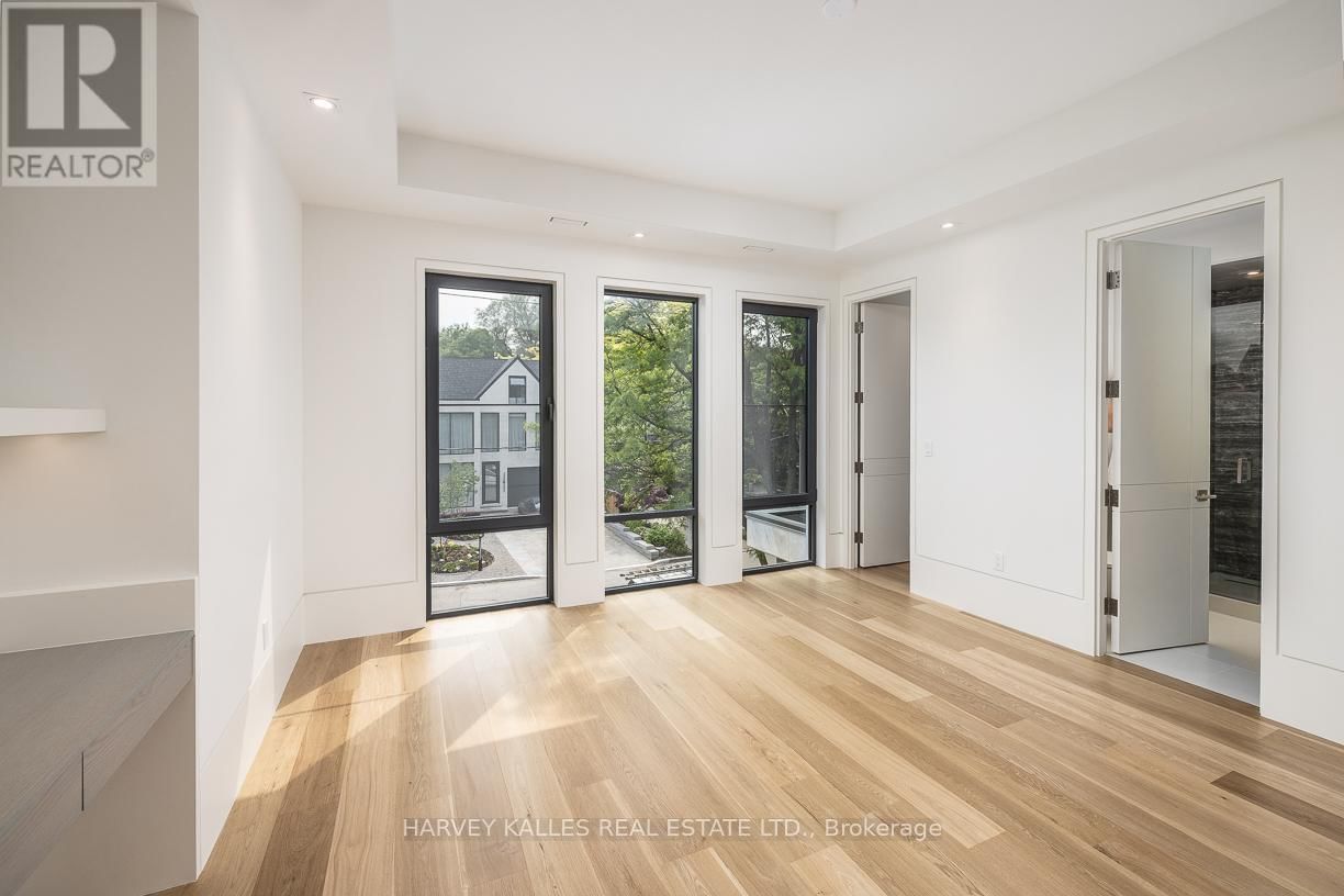 88 LAWRENCE CRESCENT Image 42