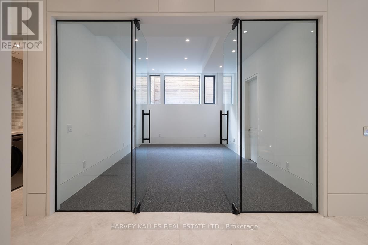 88 LAWRENCE CRESCENT Image 43
