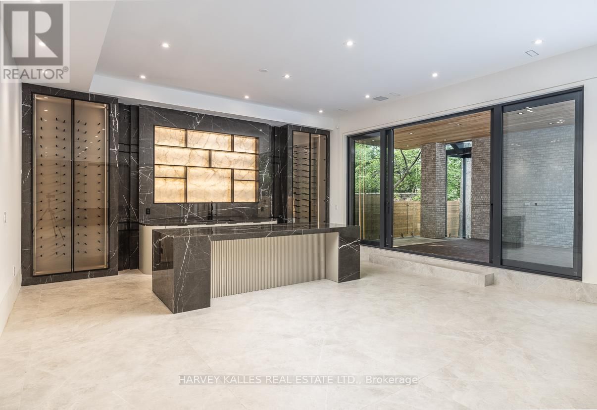88 LAWRENCE CRESCENT Image 45