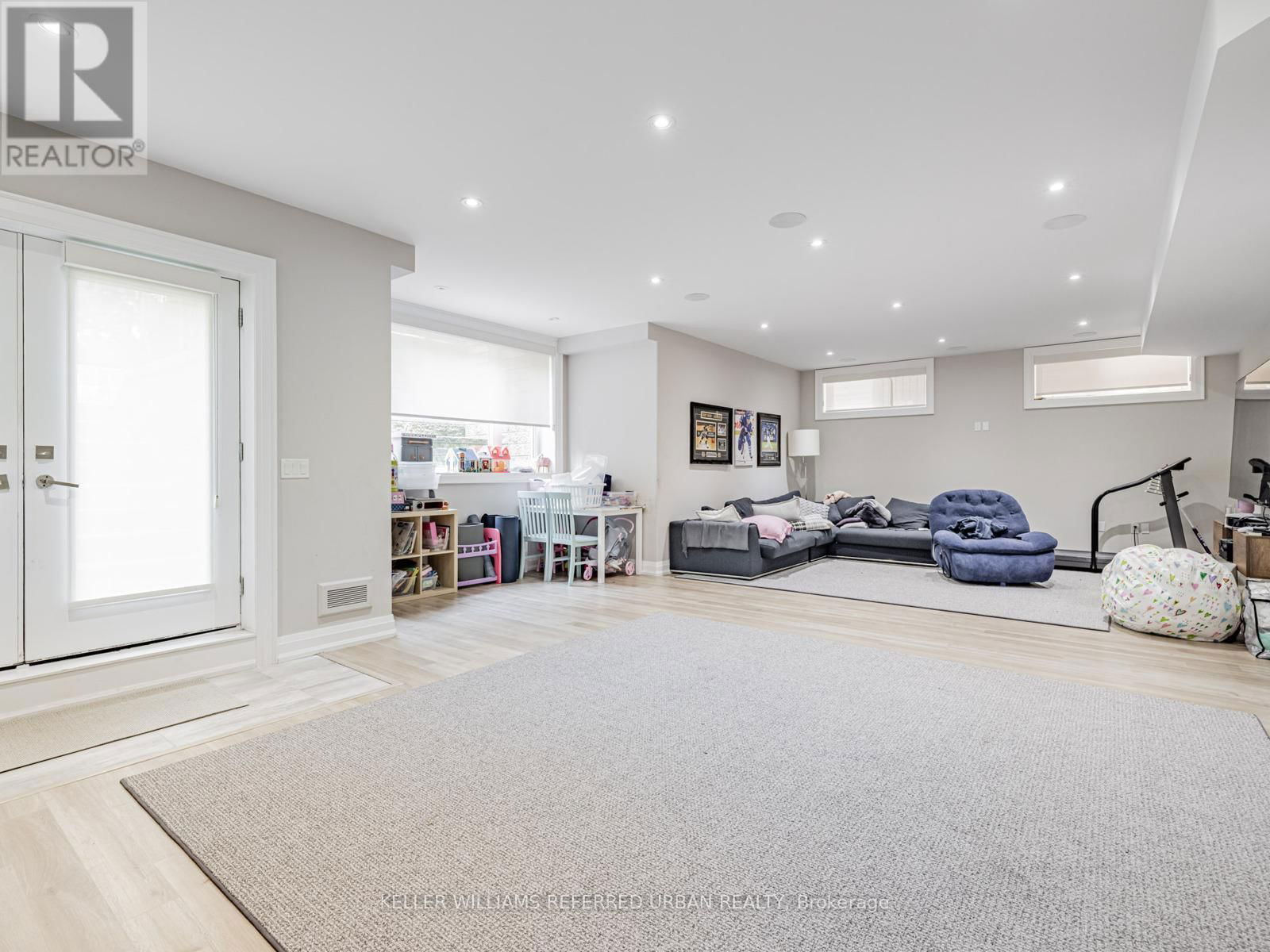 606 GLENGROVE AVENUE Image 29
