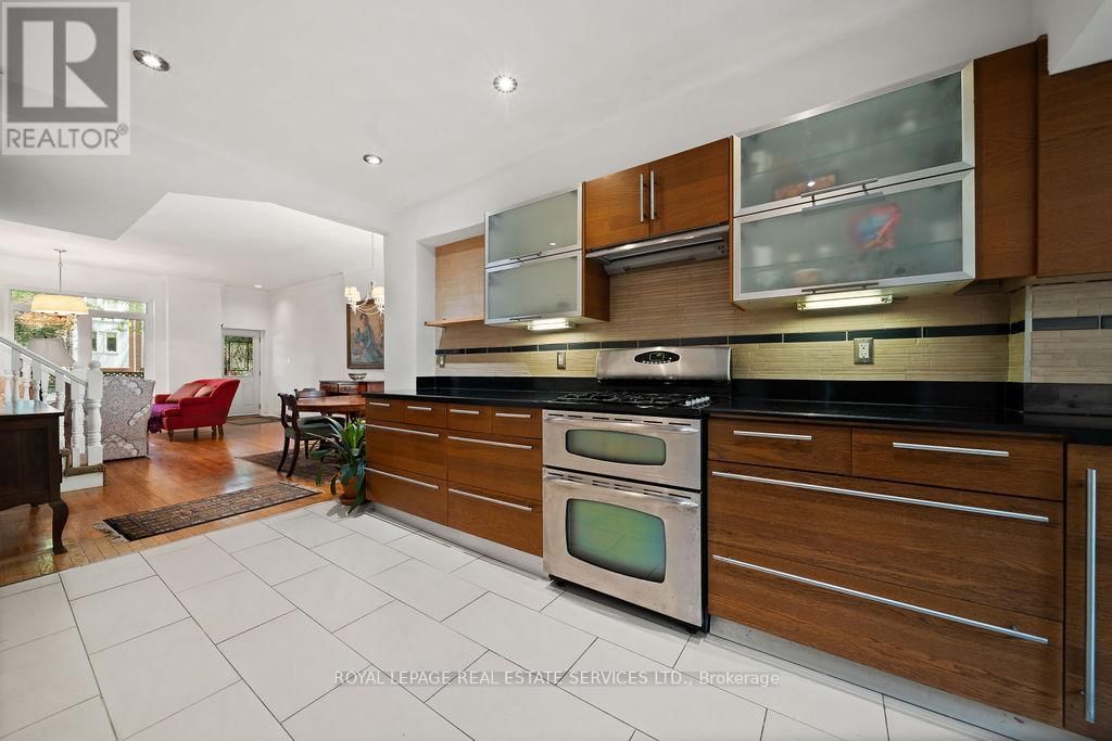 206 BERKELEY STREET Image 10