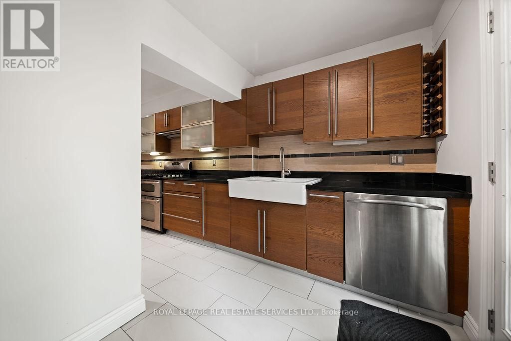 206 BERKELEY STREET Image 11