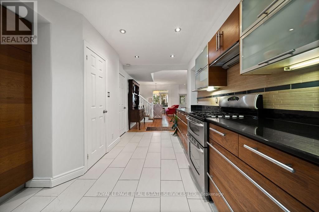 206 BERKELEY STREET Image 12