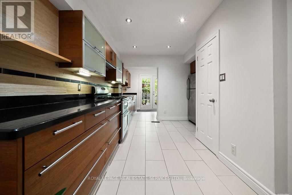 206 BERKELEY STREET Image 13