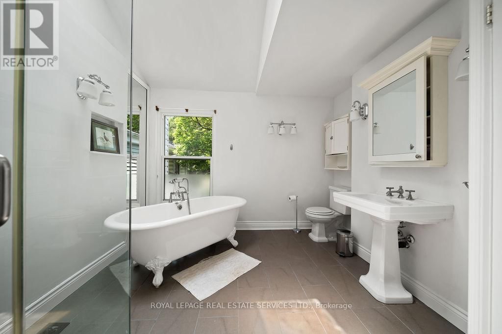 206 BERKELEY STREET Image 25