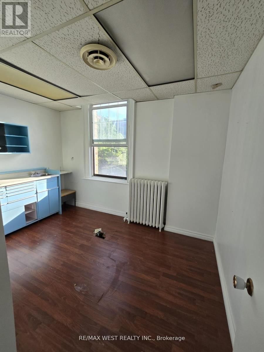 2nd Flr - 949 ST CLAIR AVENUE WEST Image 12