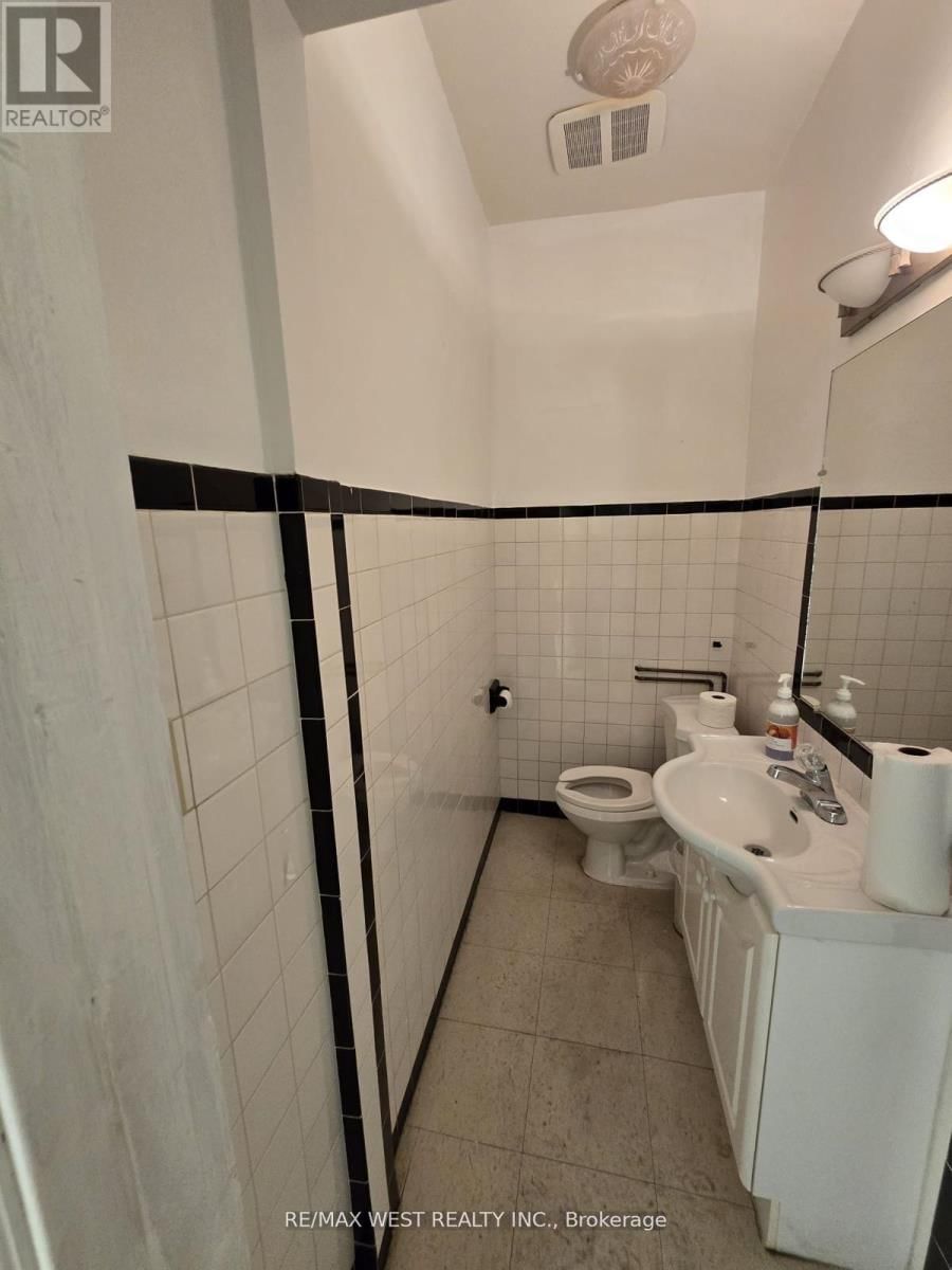 2nd Flr - 949 ST CLAIR AVENUE WEST Image 15