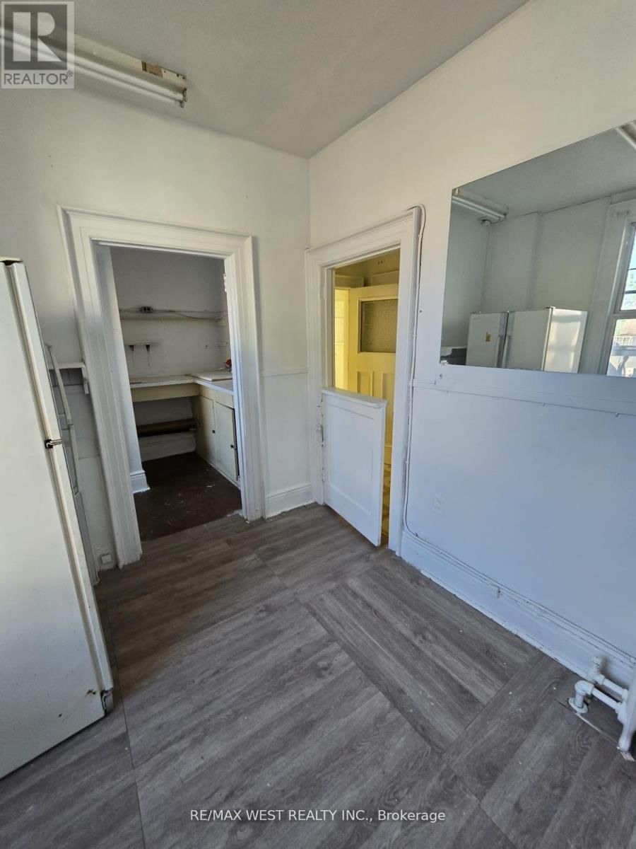2nd Flr - 949 ST CLAIR AVENUE WEST Image 17