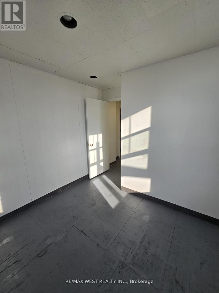 2nd Flr - 949 ST CLAIR AVENUE WEST Image 4
