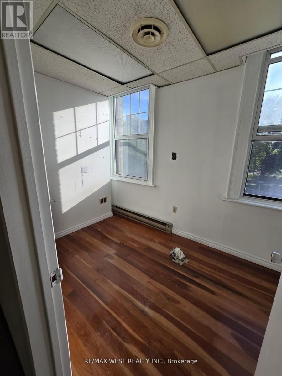 2nd Flr - 949 ST CLAIR AVENUE WEST Image 6