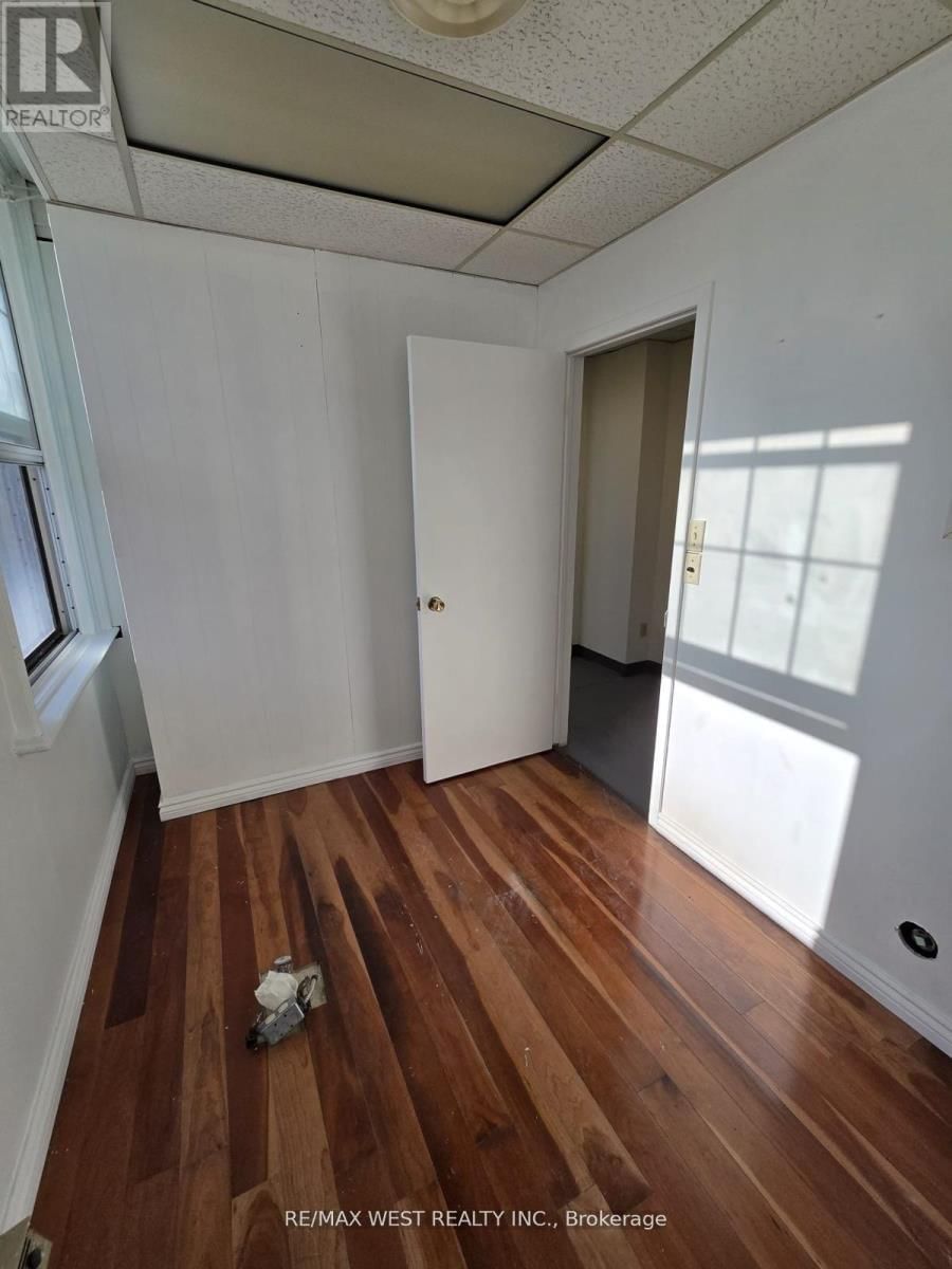 2nd Flr - 949 ST CLAIR AVENUE WEST Image 7