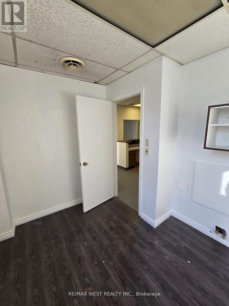 2nd Flr - 949 ST CLAIR AVENUE WEST Image 8