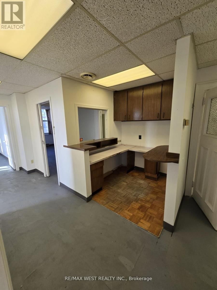 2nd Flr - 949 ST CLAIR AVENUE WEST Image 9