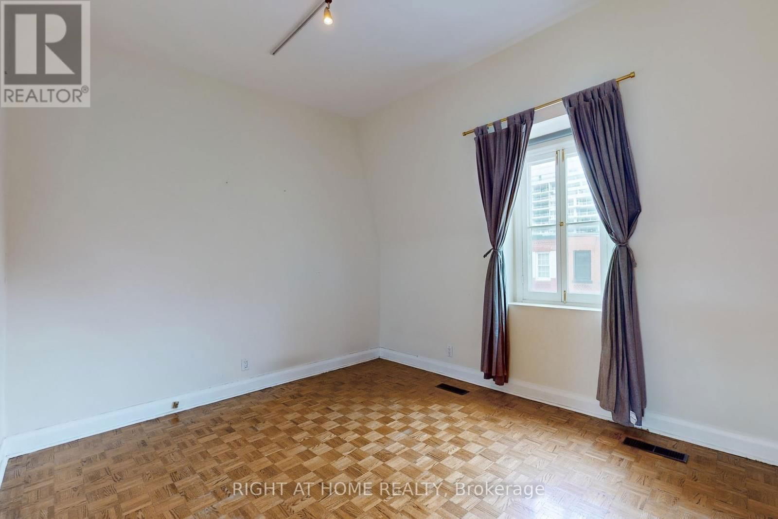 394 KING STREET EAST Image 35