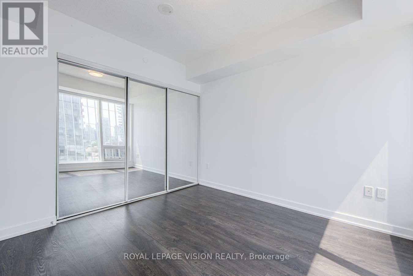 2104 - 10 YORK STREET Image 21