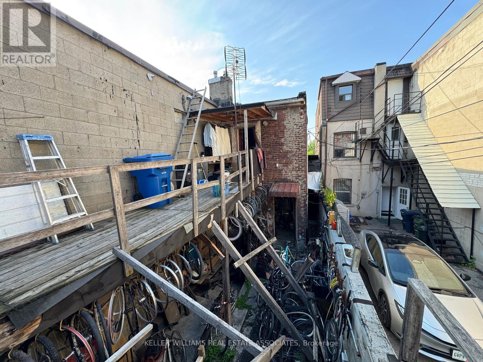 863 BLOOR STREET WEST Image 11