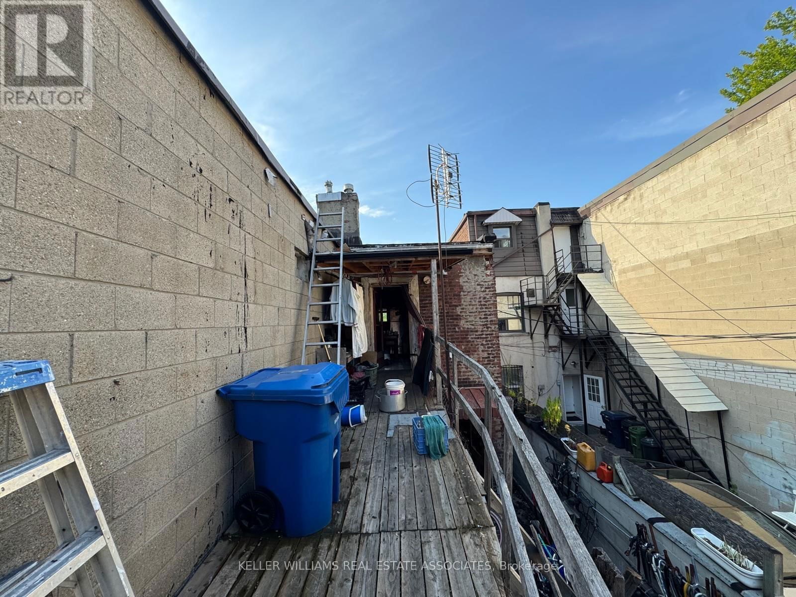 863 BLOOR STREET WEST Image 12
